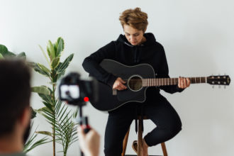 Artes y tecnología convergen para transformar el aprendizaje con música, video y diseño en el currículo — por Sérgio Bento De Araújo.