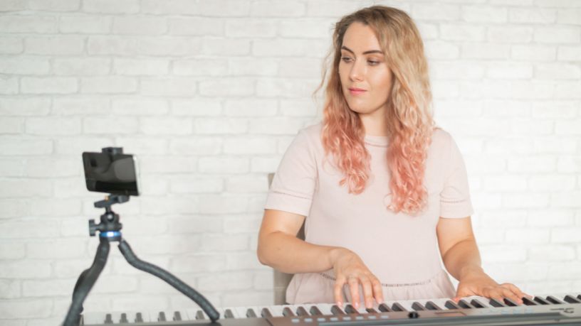 Integrar creatividad y herramientas digitales en el currículo potencia habilidades y experiencias — por Sérgio Bento De Araújo.