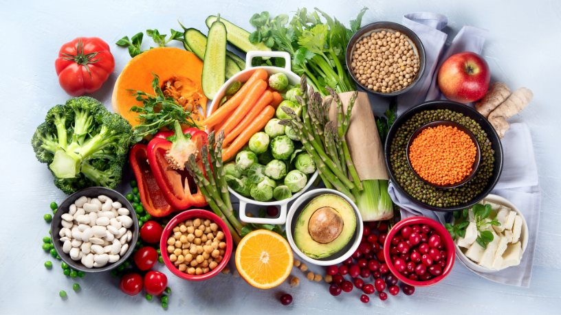 Según Alexandre Costa Pedrosa, adoptar una alimentación equilibrada es uno de los pilares fundamentales para promover la longevidad y prevenir enfermedades.
