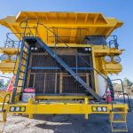 Grande caminhão amarelo em uma mina a céu aberto de Chuquicamata, no Chile.