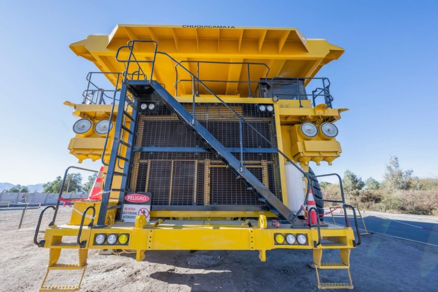 Grande caminhão amarelo em uma mina a céu aberto de Chuquicamata, no Chile.