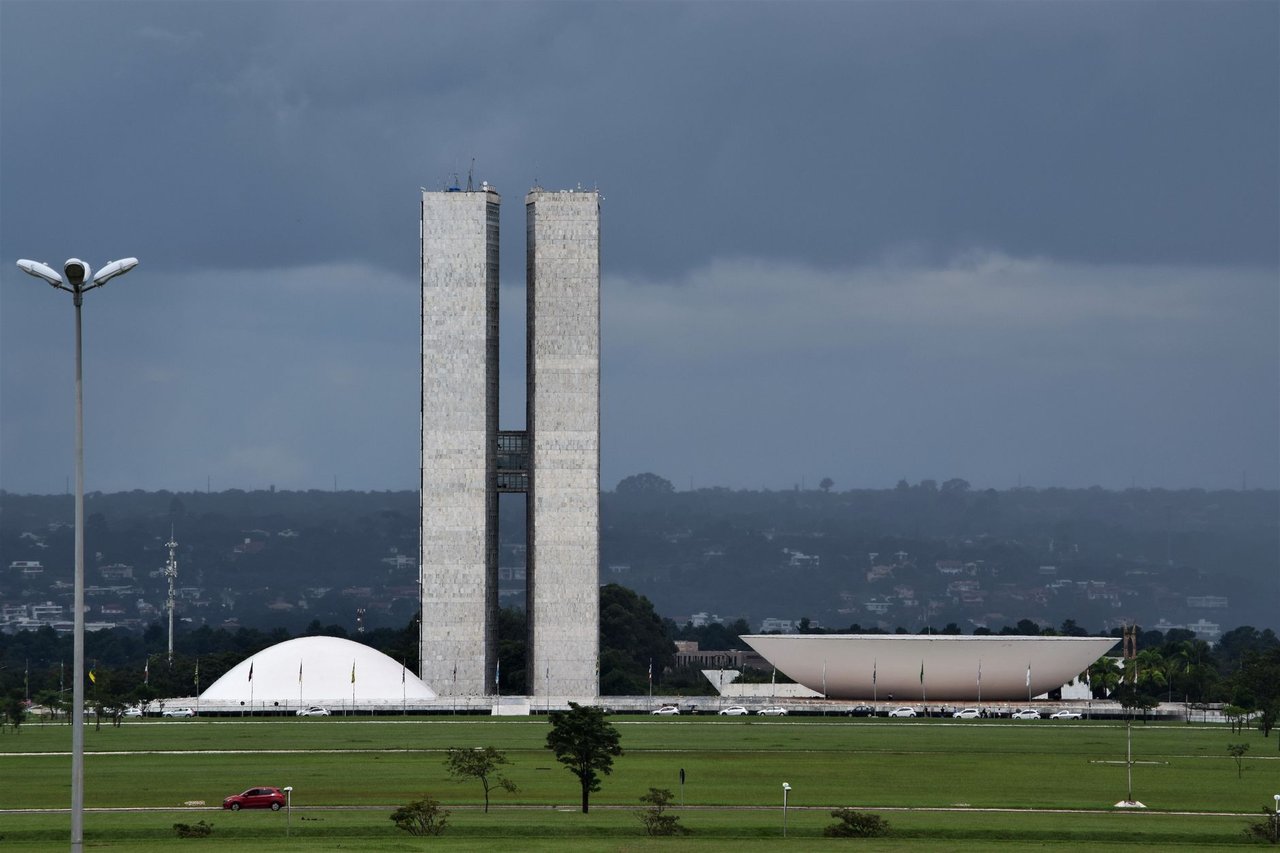 Vista do Congresso Nacional do Brasil, em Brasília, com sua arquitetura modernista.
